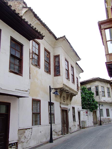 9-05-02-Antalya-18-s.jpg - Einige alte Häuser zeugen noch vom Glanz vergangener Zeiten