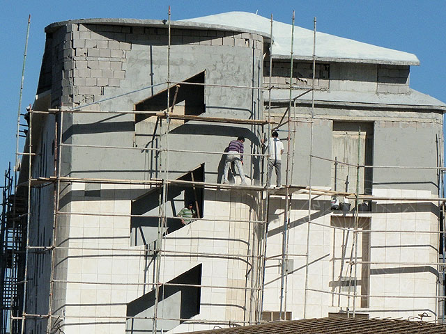 11-02-11-Kiris-05-s.jpg - In Kiris erhalten die Neubauten des Daima Hotels ihre Fassade