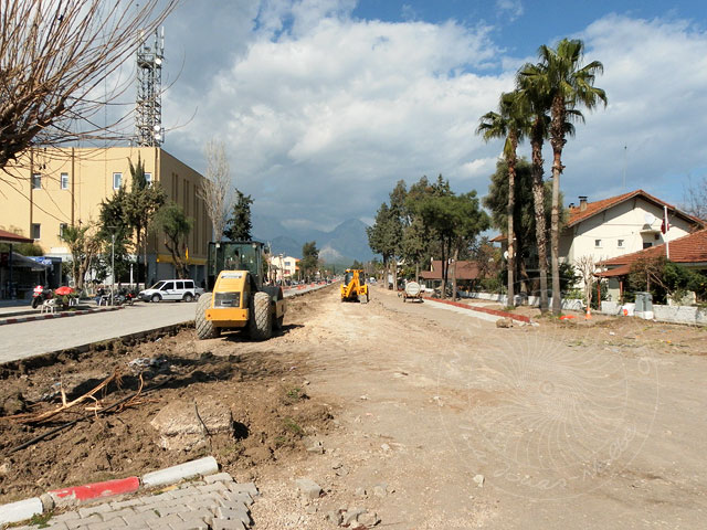 11-02-16-Kemer-05-s.jpg - Auch in Kemer Stadt verlegt man neue Wasserrohre, außerdem wurde der Asfaltbelag vor den großen Hotels entfernt und die Straße erhält nun ein Verbundsteinpflaster