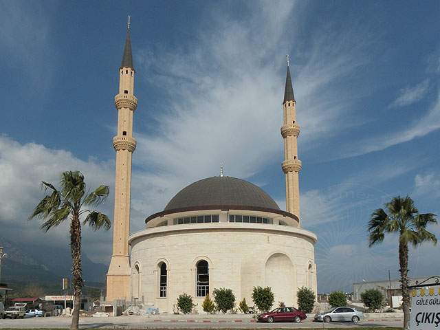 11-02-18-Kemer-Cami-01-s.jpg - Der Moschee Neubau hat nach längerer Baupause nun seine Fassade erhalten