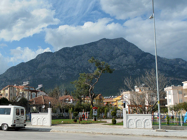 11-02-21-Kemer-Bach-01-s.jpg - In Aslanbucak hat man in der Nähe der Kreuzung Kemer 3 aus einer völlig verwahrlosten Schmuddelecke einen hübschen Park mit Spielplatz gemacht