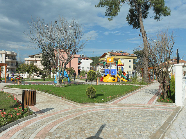 11-02-21-Kemer-Bach-04-s.jpg - An sonnigen Tagen ein gut besuchter Park