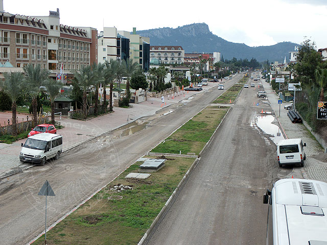 11-02-27-Kemer-09-s.jpg - und so sieht die Hauptstraße während der Bauphase aus, die Bäume vom Mittelstreifen sind wieder weg