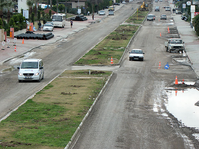 11-02-27-Kemer-11-s.jpg - Auf welcher Fahrbahn man nun in welche Richtung fahren darf oder soll, scheint nicht so ganz klar zu sein