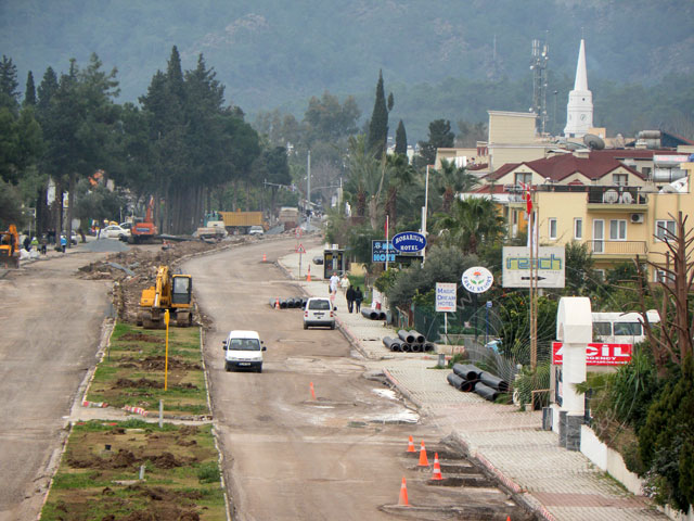 11-02-27-Kemer-19-s.jpg - Die aktive Baustelle ist am anderen Ende der Straße