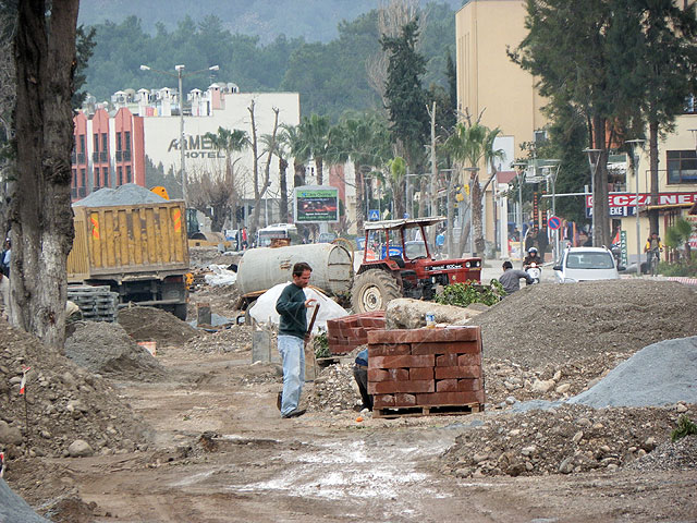 11-02-27-Kemer-42-s.jpg - hier wird sogar am Sonntag und bei Regen eifrig geschafft