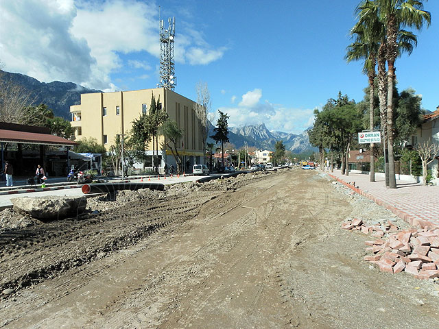 11-02-28-Kemer-13-s.jpg - und neue Bürgersteige (Baufortschritt nach zwei Wochen)