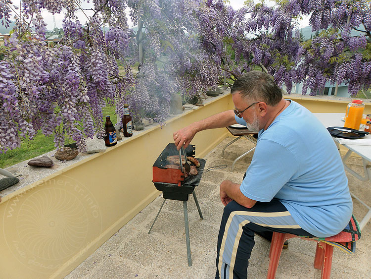 10-03-28-Grillen-4-s.JPG - Joe beim Grillen