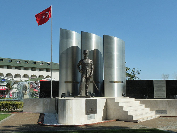 10-04-12-Kemer-04-s.JPG - Kemer Denkmal