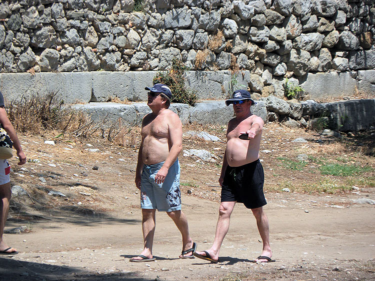 10-05-02-Olympos-167-s.JPG - Touristen in Olympos