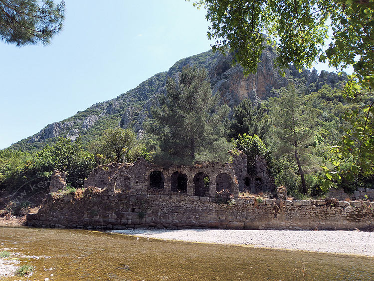 10-05-02-Olympos-204-s.JPG - Kirchenruine in Olympos