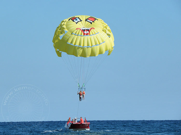 10-10-31-Kiris-41-s.JPG - Parasailing