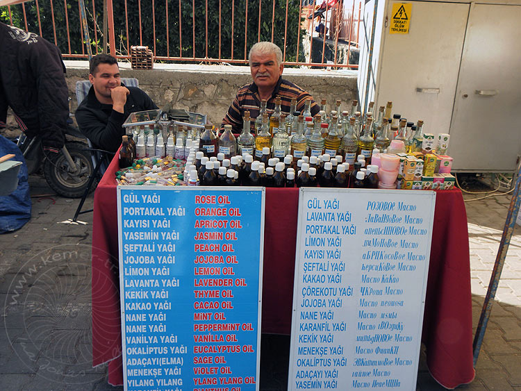 10-11-01-Kemer-Markt-06-s.JPG - Der Duftöl-Händler in Kemer