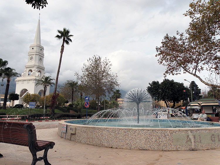 10-12-26-Kemer-13-s.JPG - Uhrenturm in Kemer