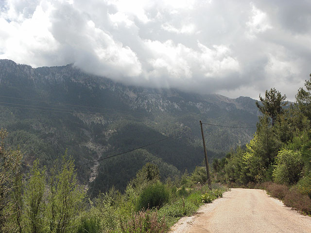 11-04-30-Cukuryayla-019-s.jpg - Der Weg zur Cukuryayla führt über Gedelme und die Kuzdere Yayla, anfangs war die Straße noch gut,