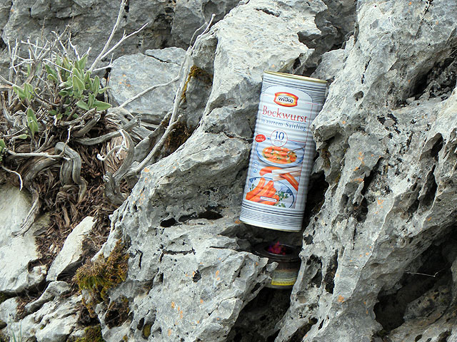 11-04-30-Cukuryayla-100-s.jpg - Joe bastelte einen Picknickofen und stellte die Würstchen zum Warmwerden auf