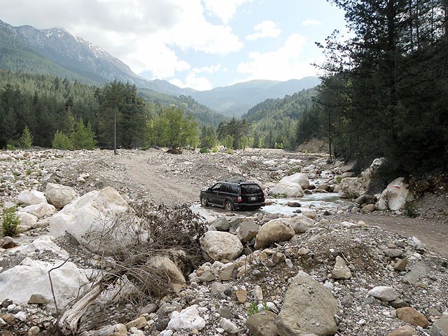 11-04-30-Cukuryayla-373-s.jpg - und mussten noch das Flussbett des Ağva duchqueren.