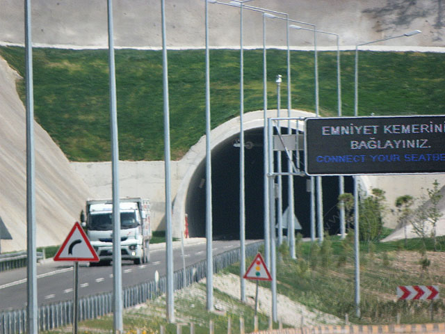 10-04-18-D-400-Tunnel-24-s.jpg - 18.4.2010:  Am Tag nach der Eröffnung der Tunnel