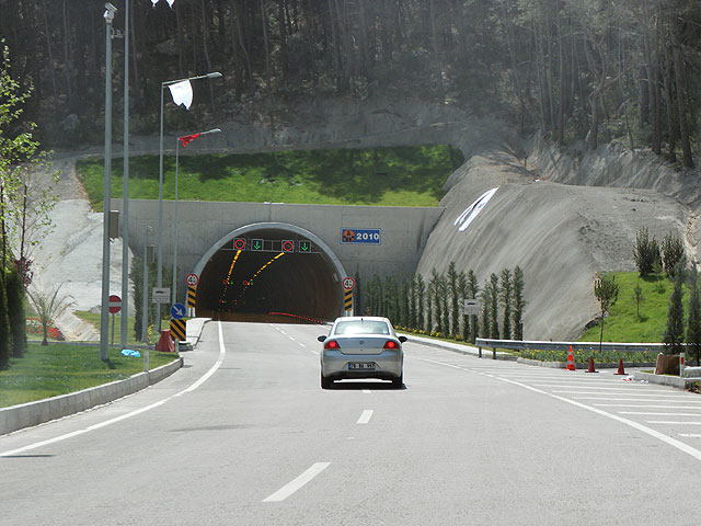 10-04-18-D-400-Tunnel-74-s.jpg - 18.4.2010:  Am Tag nach der Eröffnung der Tunnel