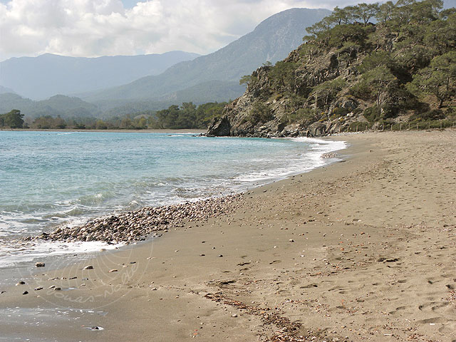 11-02-26-Phaselis-14-s.jpg - aber der Sandstrand in Phaselis lädt schon zum Baden ein