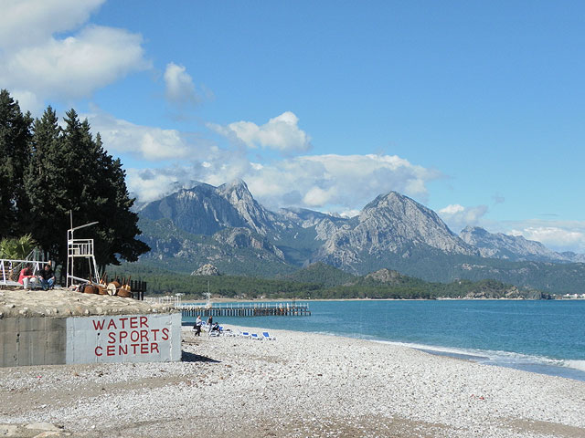 11-02-28-Kemer-02-s.jpg - Am Strand in Kemer stehen die ersten Liegen bereit