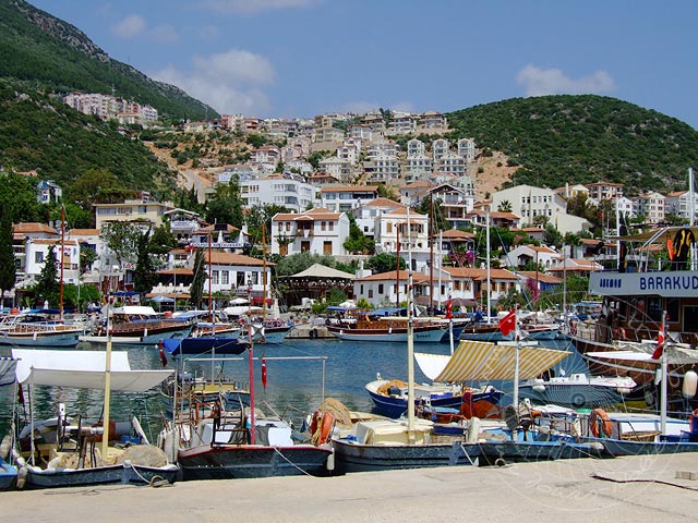 9-05-27-Kas-027-s.jpg - Der Hafen von Kaş mit Ferienhäusern im Hintergrund
