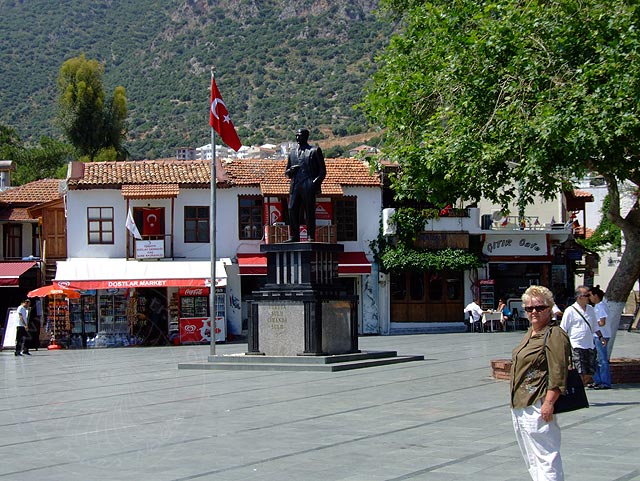 9-05-27-Kas-040-s.jpg - Das Atatürk-Denkmal in Kaş
