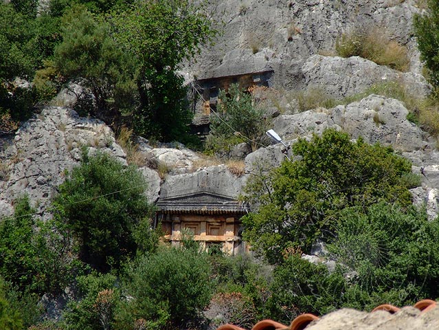 9-05-27-Kas-047-s.jpg - Über die Dächer von Kaş hinweg sieht man einige lykische Felsengräber