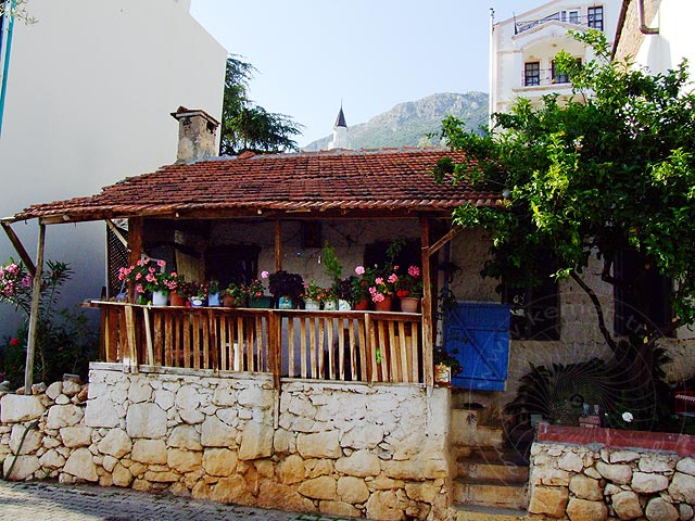 9-05-27-Kas-084-s.jpg - Altes türkisches Haus mit vielen Blumen, gegenüber von unserer Pension