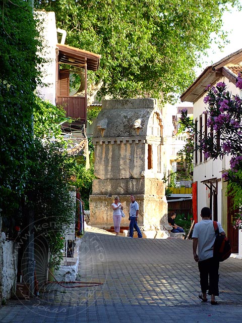 9-05-27-Kas-128-s.jpg - Zwischen den Gassen der Altstadt: Der lykische  "Königssarg" in Kaş