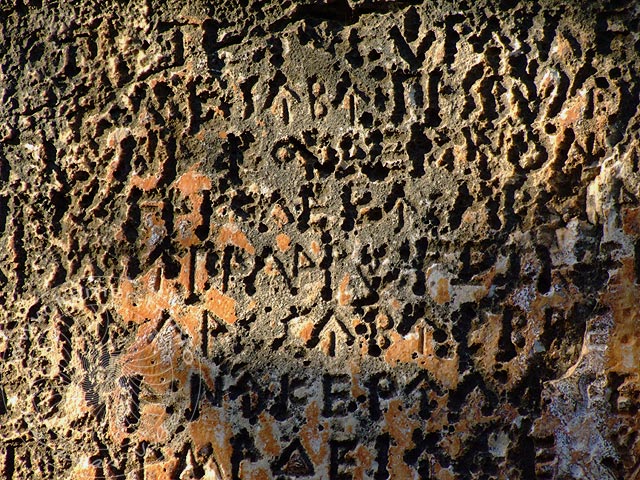9-05-27-Kas-148-s.jpg - An den Seiten Inschriften in lykischer Sprache, die noch nicht vollends entschlüsselt worden sind
