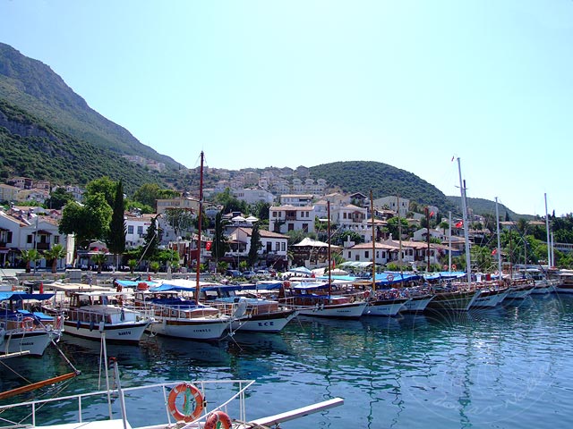 9-05-28-Meis-010-s.jpg - Kleine Fischer- und Ausflugsboote im Hafen von Kaş