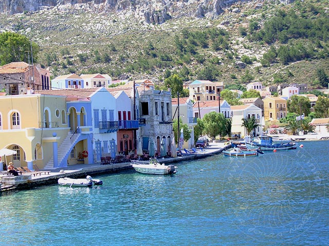 9-05-28-Meis-117-s.jpg - Restaurierte bunte Häuser säumen den Hafen von Megisti/Kastellorizo
