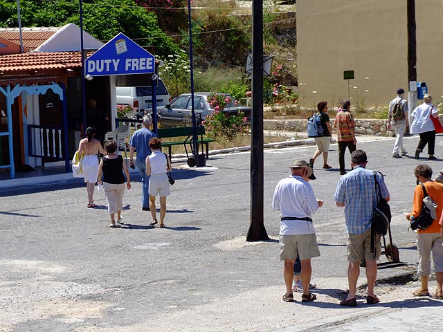 9-05-28-Meis-139-s.jpg - Ziel vieler Tagesausflügler: Der Duty Free Shop in Megisti / Kastellorizo