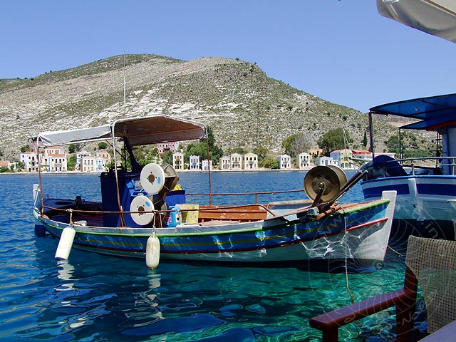 9-05-28-Meis-227-s.jpg - Ein Fischerboot im Hafen von Megisti / Kastellorizo
