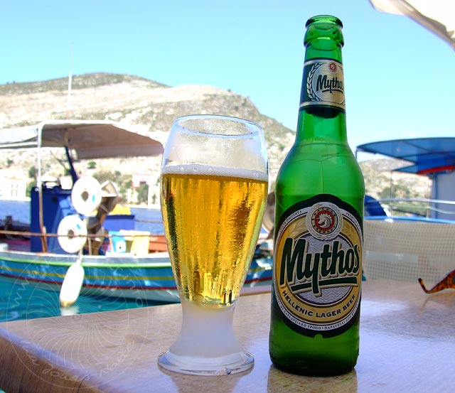 9-05-28-Meis-230-s.jpg - Halbzeit unseres Besuches und für Joe ein kühles griechisches  Bier im Radio-Cafe
