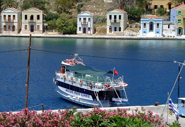 9-05-28-Meis-238-s.jpg - Unser Boot im Hafen von Megisti / Kastellorizo