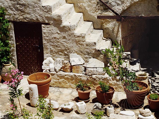 9-05-28-Meis-246-s.jpg - Fundstücke aus der Geschichte von Megisti / Kastellorizo im Innenhof des Museums, früher der Gouverneurspalast und davor Teil der Festung