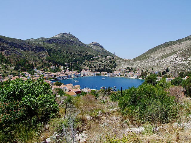 9-05-28-Meis-270-s.jpg - Noch ein Blick über das natürliche Hafenbecken von Kastellorizo, früher standen hier Häuser dicht an dicht