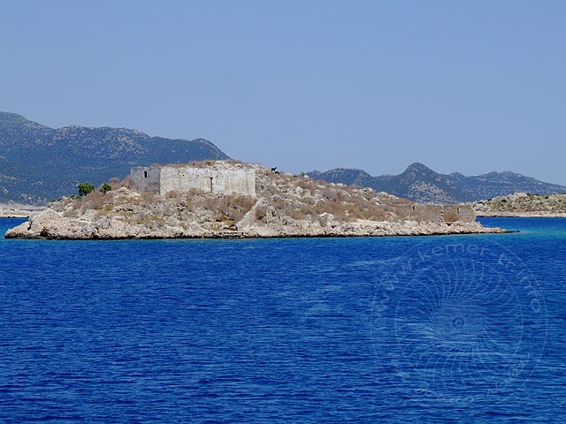 9-05-28-Meis-381-s.jpg - Die kleine Insel vor der Hafeneinfahrt, einst auch mit einem Bollwerk versehen