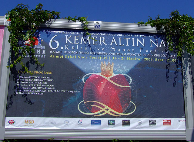 9-06-08-Kemer-1-s.jpg - Nach langjähriger Pause findet 2009 in Kemer unter dem neuen (alten) Bürgermeister wieder das "Goldener Granatapfel Kultur und Kunst Festival" statt. Für deutsche Besucher fehlt auf den Reklametafeln jeglicher Hinweis.