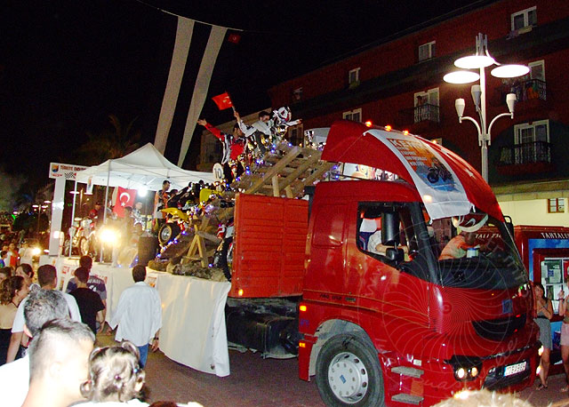 9-06-14-Kemer-Nar-039-s.jpg - Der später preisgekrönte Festwagen des Enduro-Motorsportklubs von Kemer