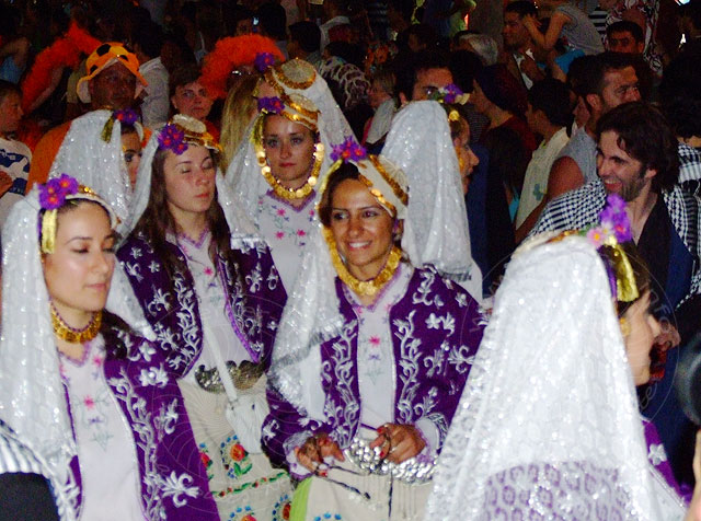 9-06-14-Kemer-Nar-049-s.jpg - Vollendeter Liebreiz einer Volkstanzgruppe.