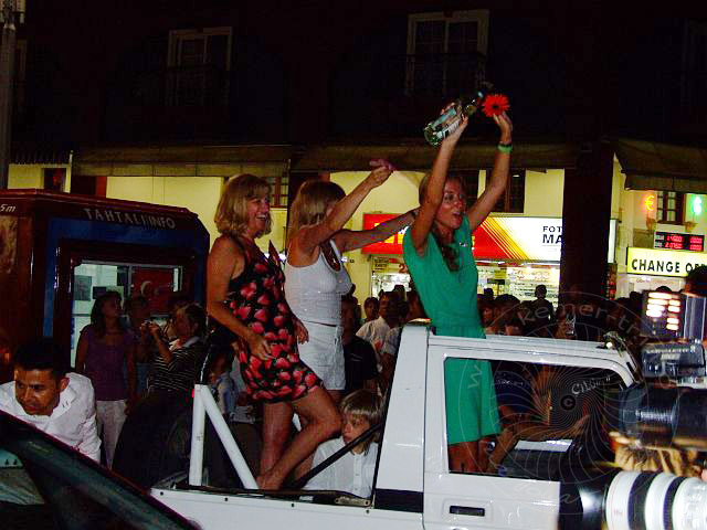 9-06-14-Kemer-Nar-069-s.jpg - Zwischen den Festwagen immer wieder Jeeps auf Spaß-Tour, we are the "greatest"