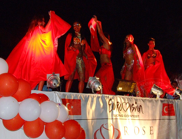 9-06-14-Kemer-Nar-079-s.jpg - Das Showteam der Rose-Hotels, red roses for gogo!