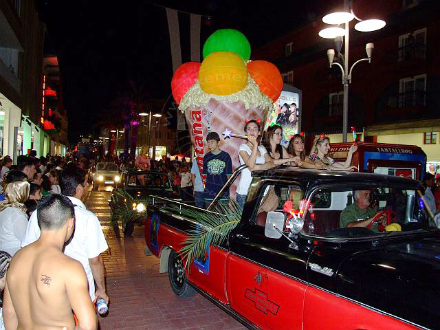 9-06-14-Kemer-Nar-087-s.jpg - Eine Eisdiele hatte ihre Werbewaffel auf einen Pick-up verladen, da konnte Joe nur noch raunen "ice ice babe"