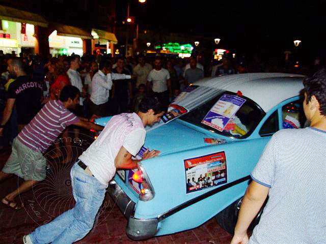 9-06-14-Kemer-Nar-138-s.jpg - Die uralte Limousine des amerikanischen Kulturvereins von Kemer wurde schließlich geschoben. Der hohe Spritverbrauch oder irgendein anderer Schaden hatte sie aus dem Rennen geworfen.