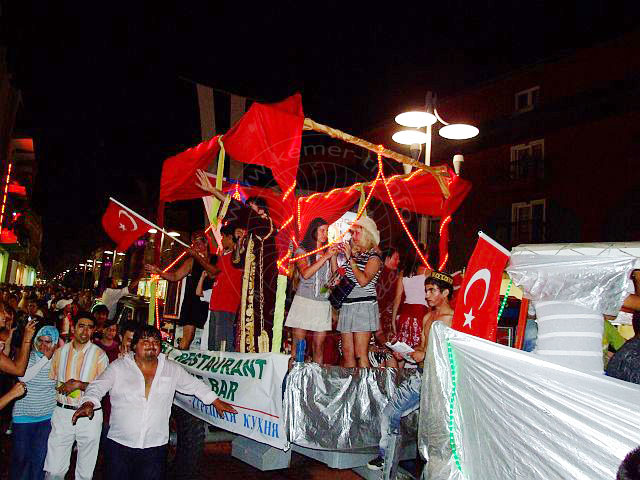 9-06-14-Kemer-Nar-150-s.jpg - Das "Sport Restaurant" bildete mit Traktor und Anhänger das Schlusslicht der Karavane, die Stimmung war prächtig...