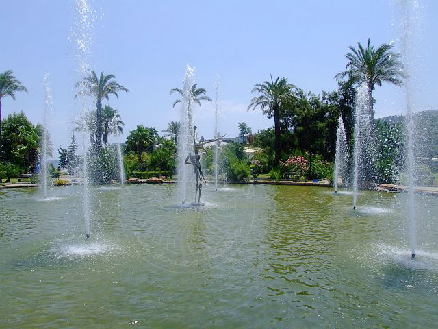 9-06-15-Kemer-05-s.jpg - Am nächsten Tag lasen wir in der Morgenzeitung, dass die umstrittene Liebesfigur vom Brunnen auf einer Verkehrsinsel nun in einen Pool im Schwanenpark vor dem Grand Haber Hotel einen neuen Standort gefunden hat.