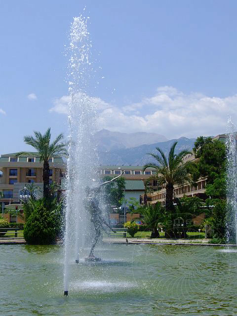 9-06-15-Kemer-12-s.jpg - ...und bei klarem Wetter müsste man das Kunstwerk sogar vom Gipfel des Tahtali aus sehen können - umgekehrt funktioniert es jedenfalls.